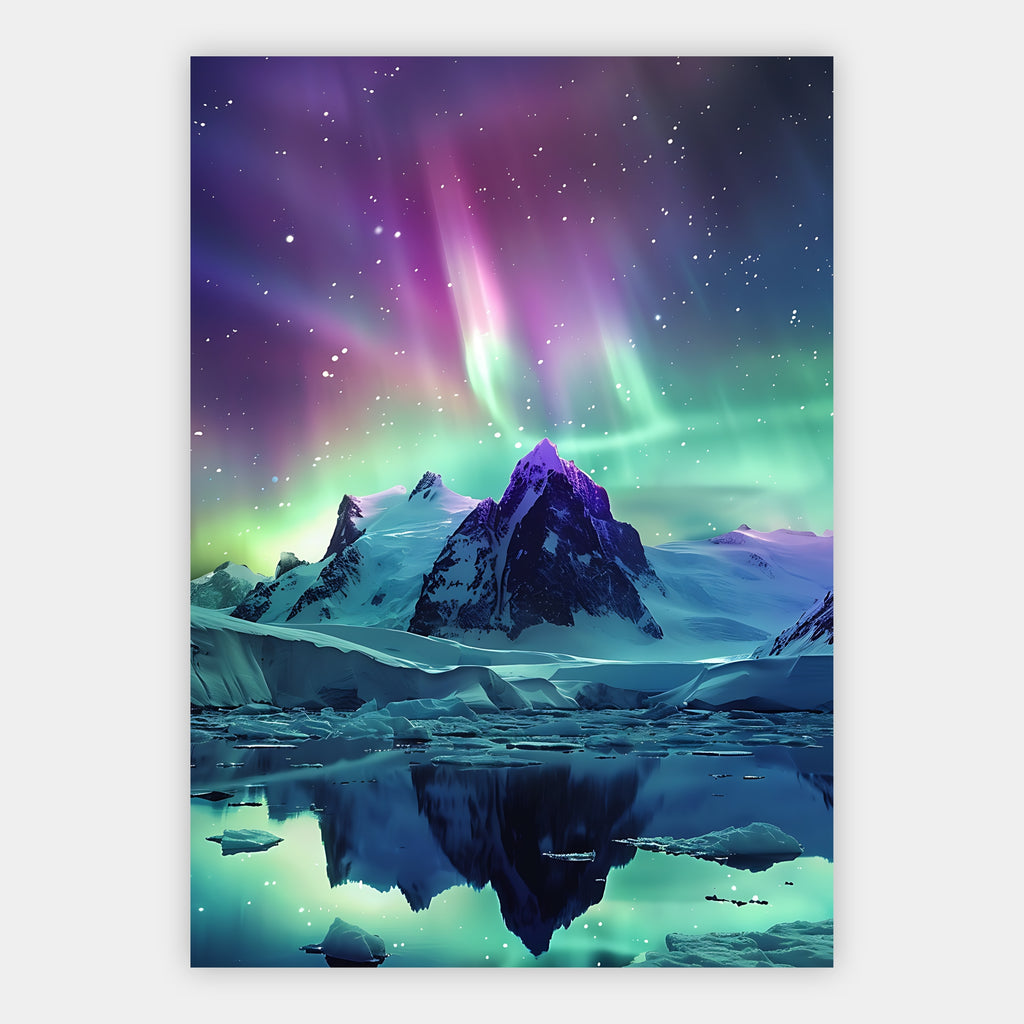 Lila-grünes Polarlicht über einem Berggipfel mit Spiegelung