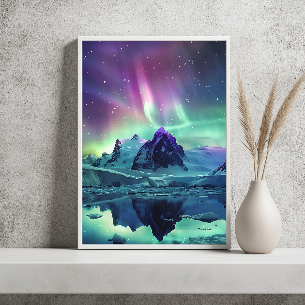 Lila-grünes Polarlicht über einem Berggipfel mit Spiegelung