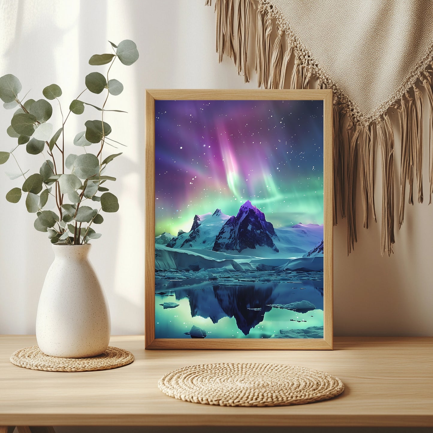 Lila-grünes Polarlicht über einem Berggipfel mit Spiegelung