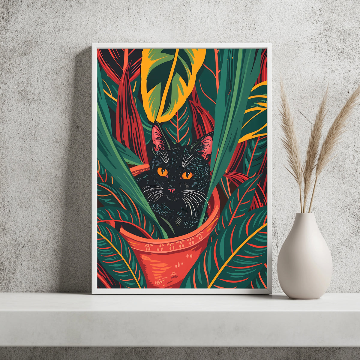 Schwarze Katze streckt die Zunge heraus im Blumentopf zwischen grünen Blättern