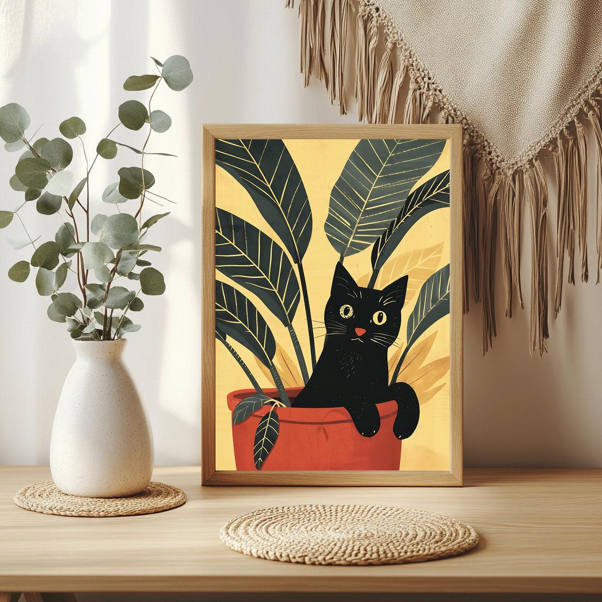 Schwarze Katze lehnt sich über den Rand eines Terrakottatopfs vor gelbem Hintergrund