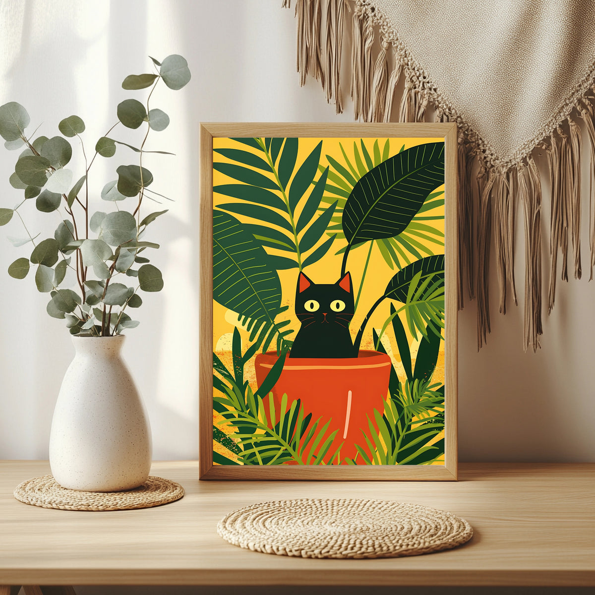 Schwarze Katze mit großen Augen im Blumentopf vor gelbem Hintergrund
