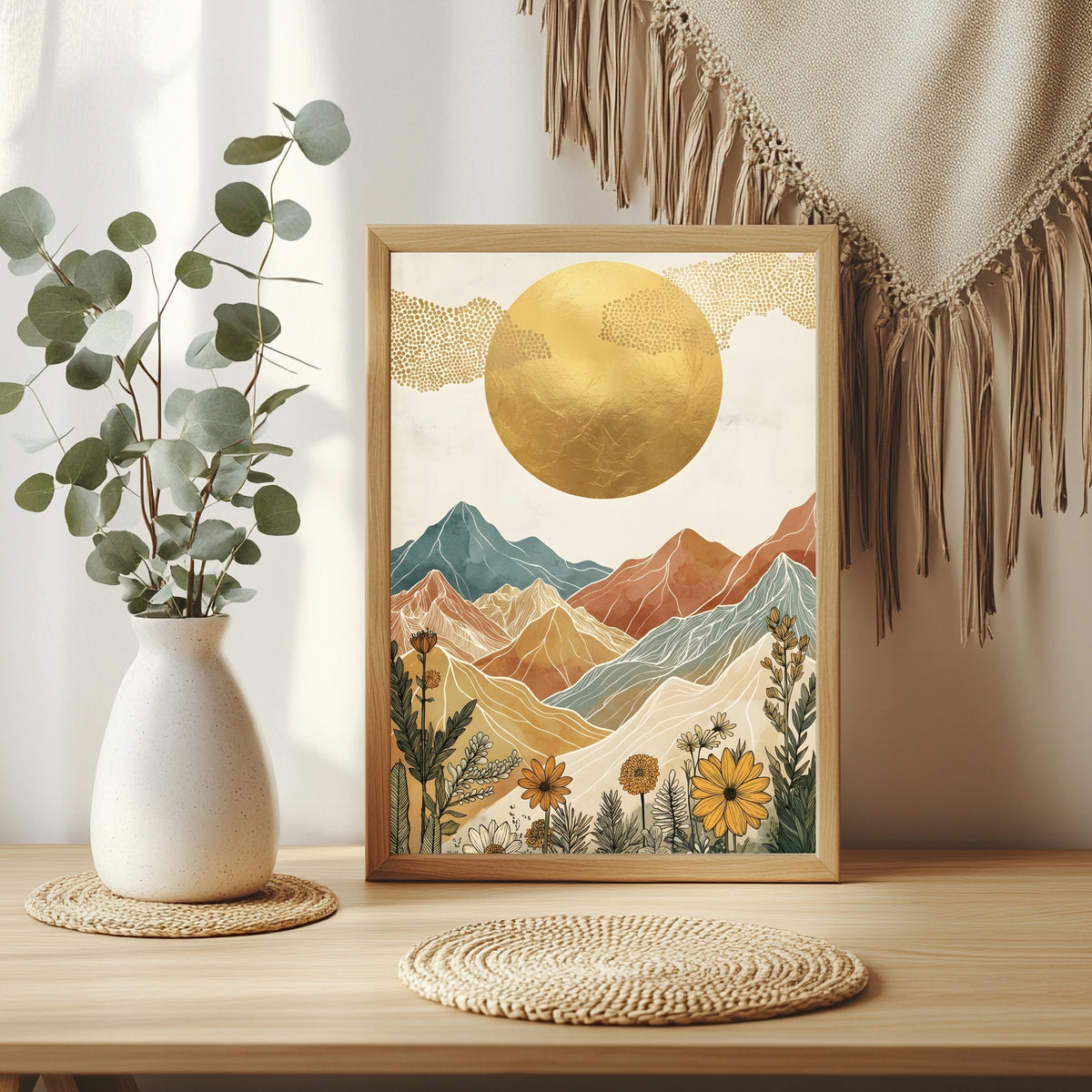 Boho Berglandschaft mit Goldsonne und Sonnenblumen im Vordergrund