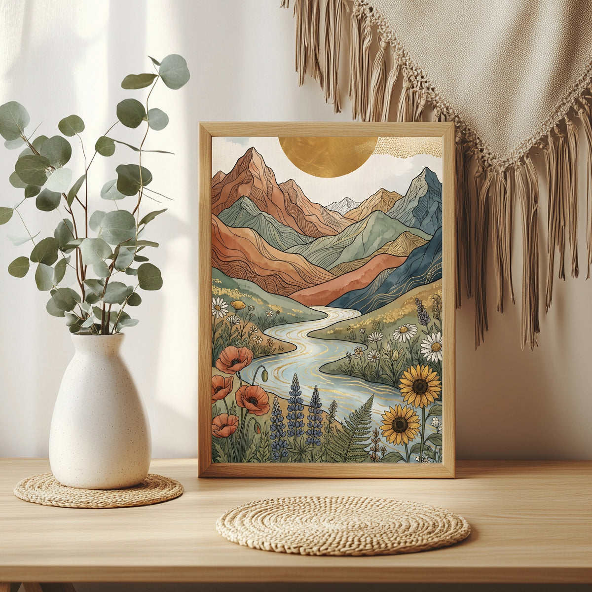 Boho Berglandschaft mit goldglänzendem Fluss und bunten Wildblumen