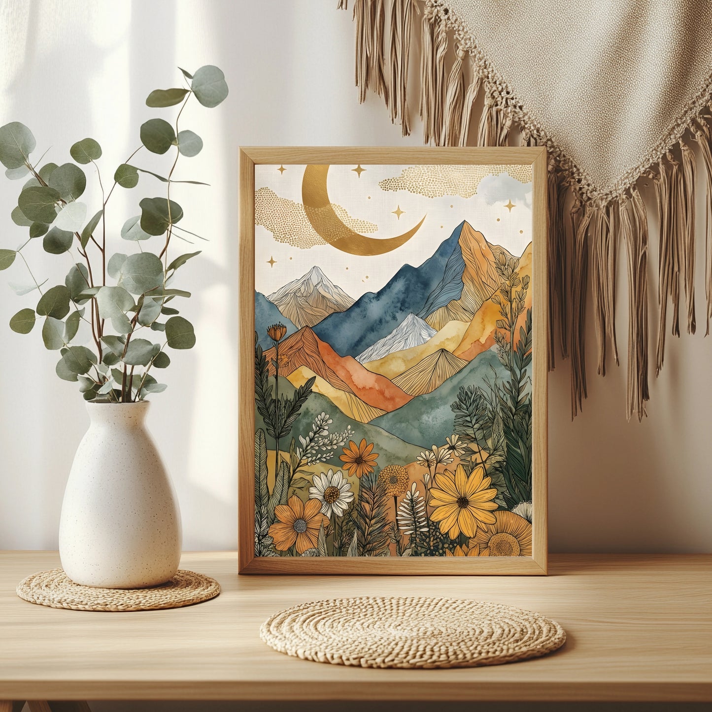Boho Berglandschaft mit Sternenhimmel, Goldmond und Biene zwischen Wildblumen