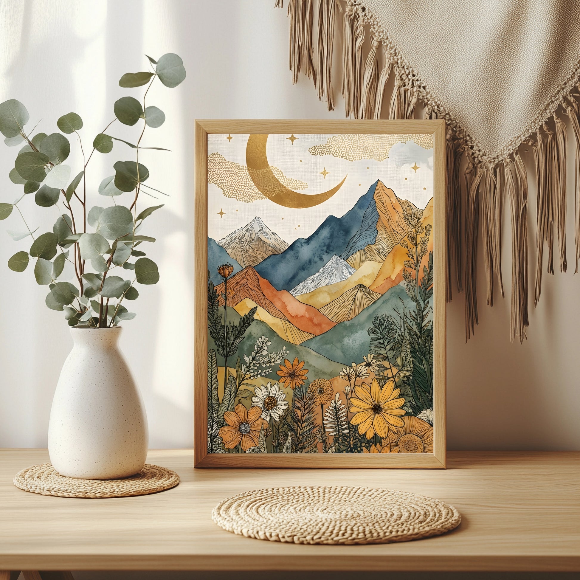 Boho Berglandschaft mit Sternenhimmel, Goldmond und Biene zwischen Wildblumen