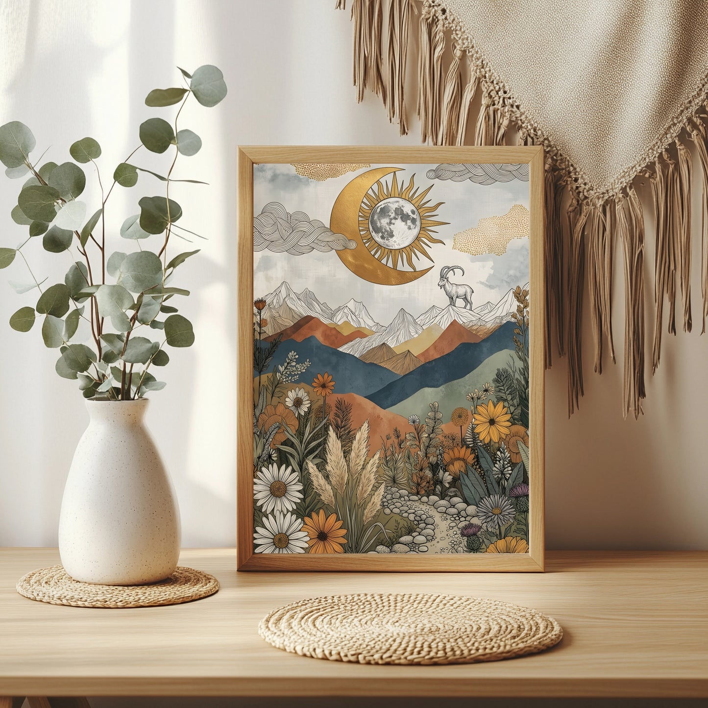 Steinbock auf einem Felsgrat unter goldenem Sonne-Mond-Emblem