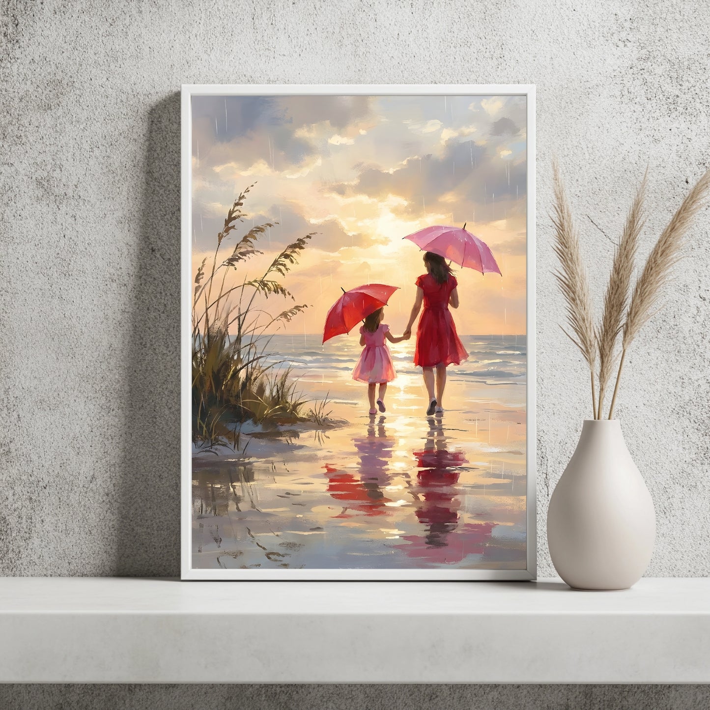 Mutter und Tochter mit Regenschirmen am Strand bei Sonnenuntergang