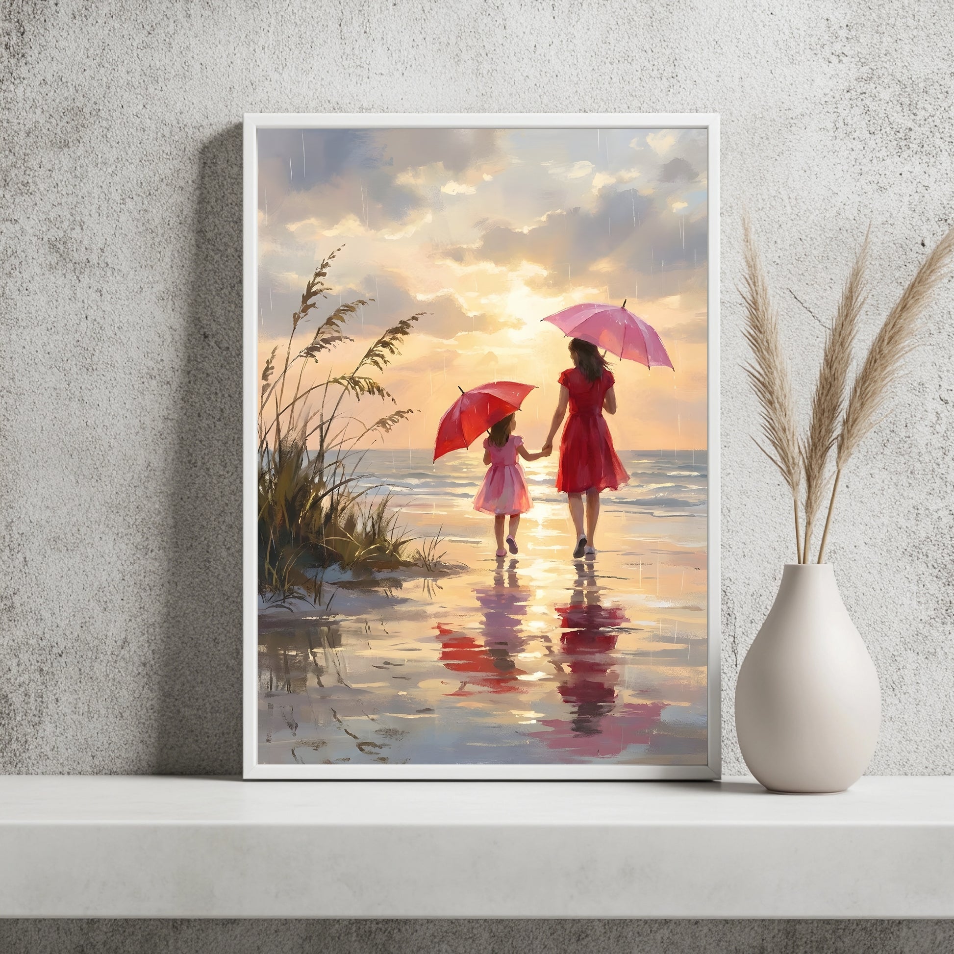 Mutter und Tochter mit Regenschirmen am Strand bei Sonnenuntergang