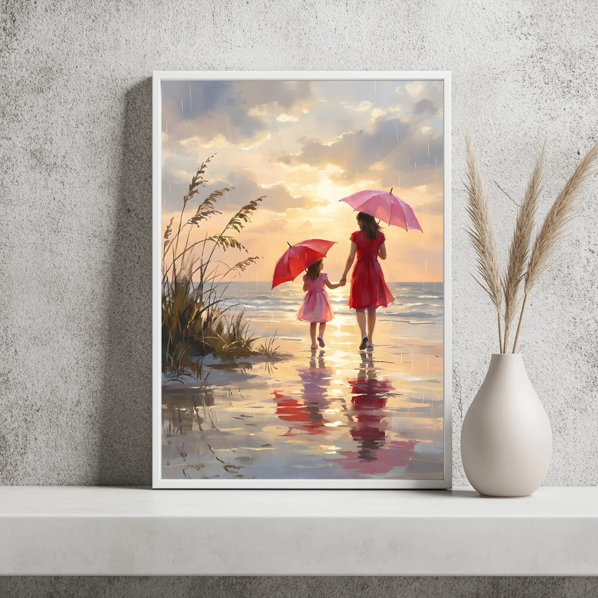 Mutter und Tochter mit Regenschirmen am Strand bei Sonnenuntergang