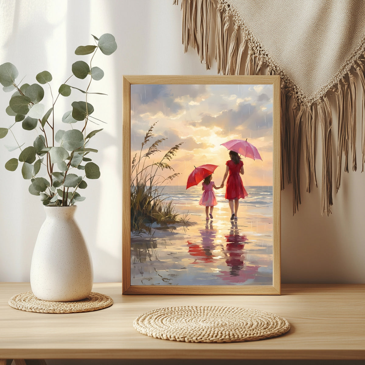 Mutter und Tochter mit Regenschirmen am Strand bei Sonnenuntergang