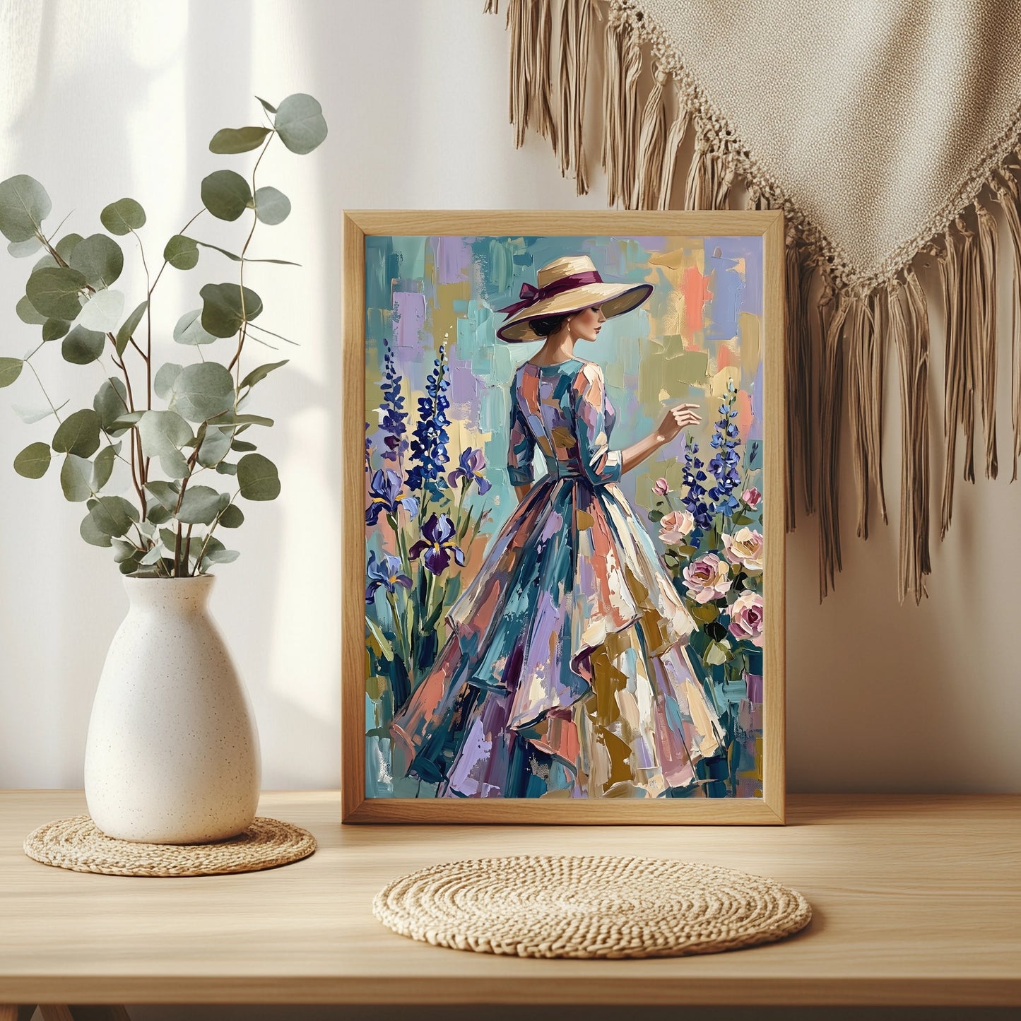 Gemälde einer Frau mit Sonnenhut zwischen Iris und Rosen im Garten