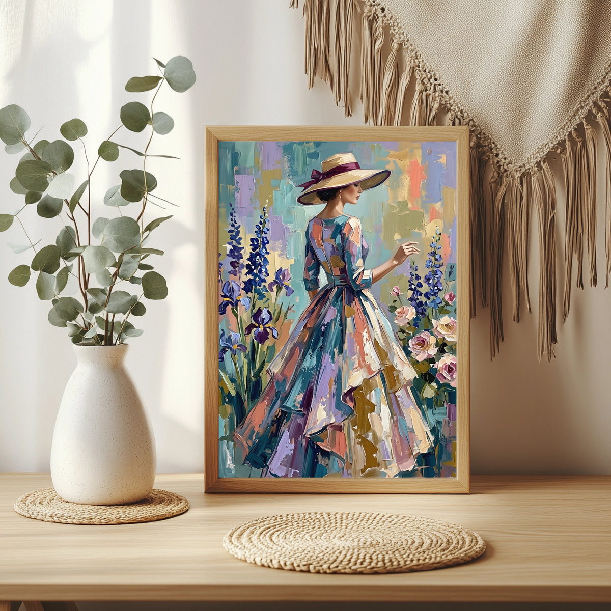 Gemälde einer Frau mit Sonnenhut zwischen Iris und Rosen im Garten