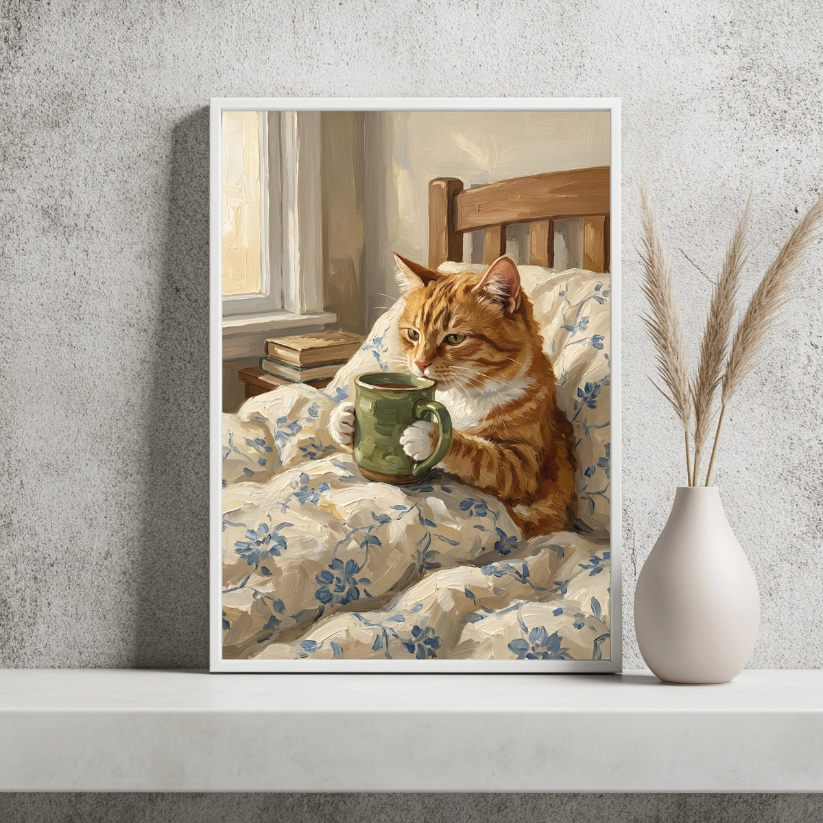 Getigerte Katze hält eine Teetasse in einem Holzbett mit blauer Bettwäsche