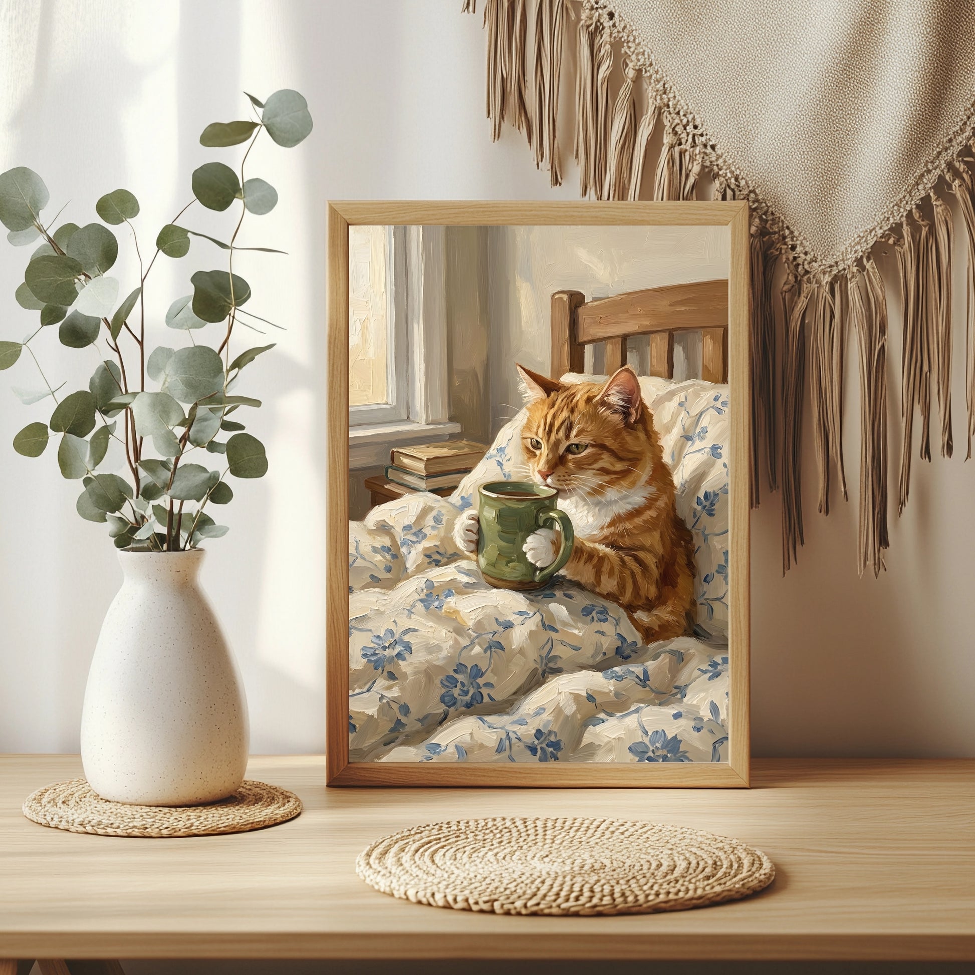 Getigerte Katze hält eine Teetasse in einem Holzbett mit blauer Bettwäsche