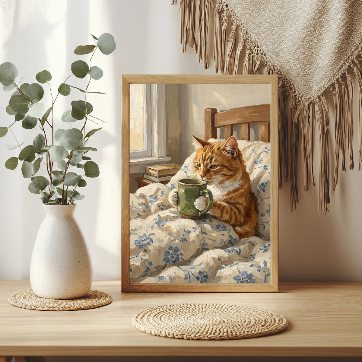 Getigerte Katze hält eine Teetasse in einem Holzbett mit blauer Bettwäsche