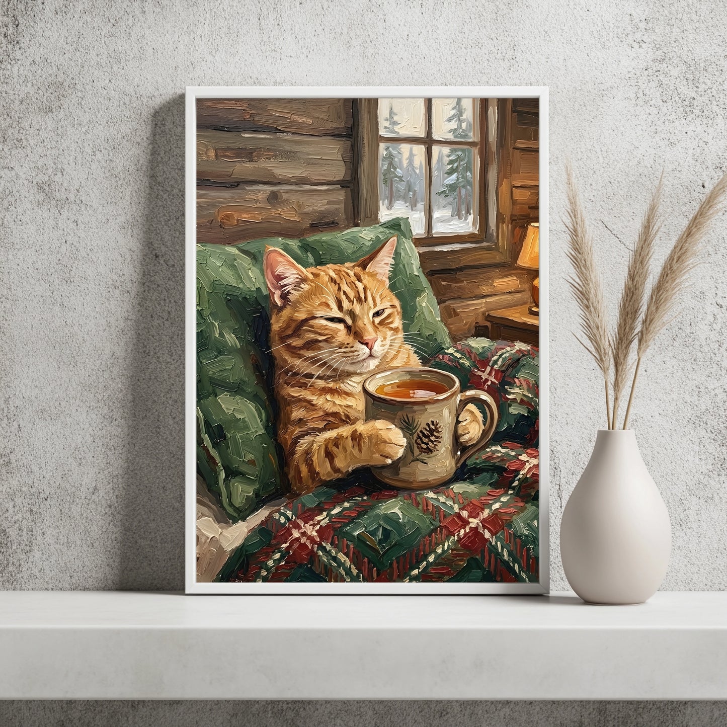 Getigerte Katze mit Teetasse in einer winterlichen Berghütte