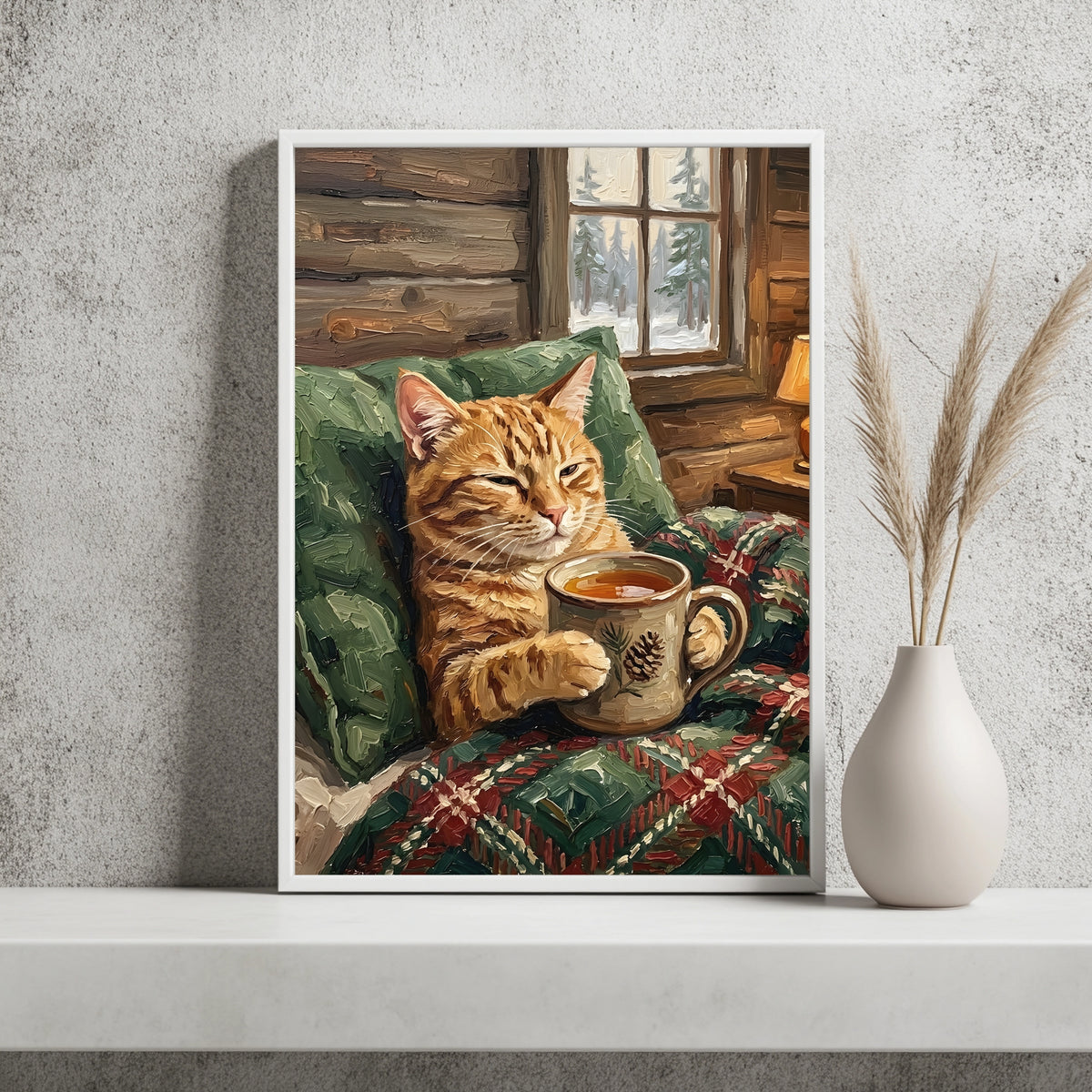 Getigerte Katze mit Teetasse in einer winterlichen Berghütte