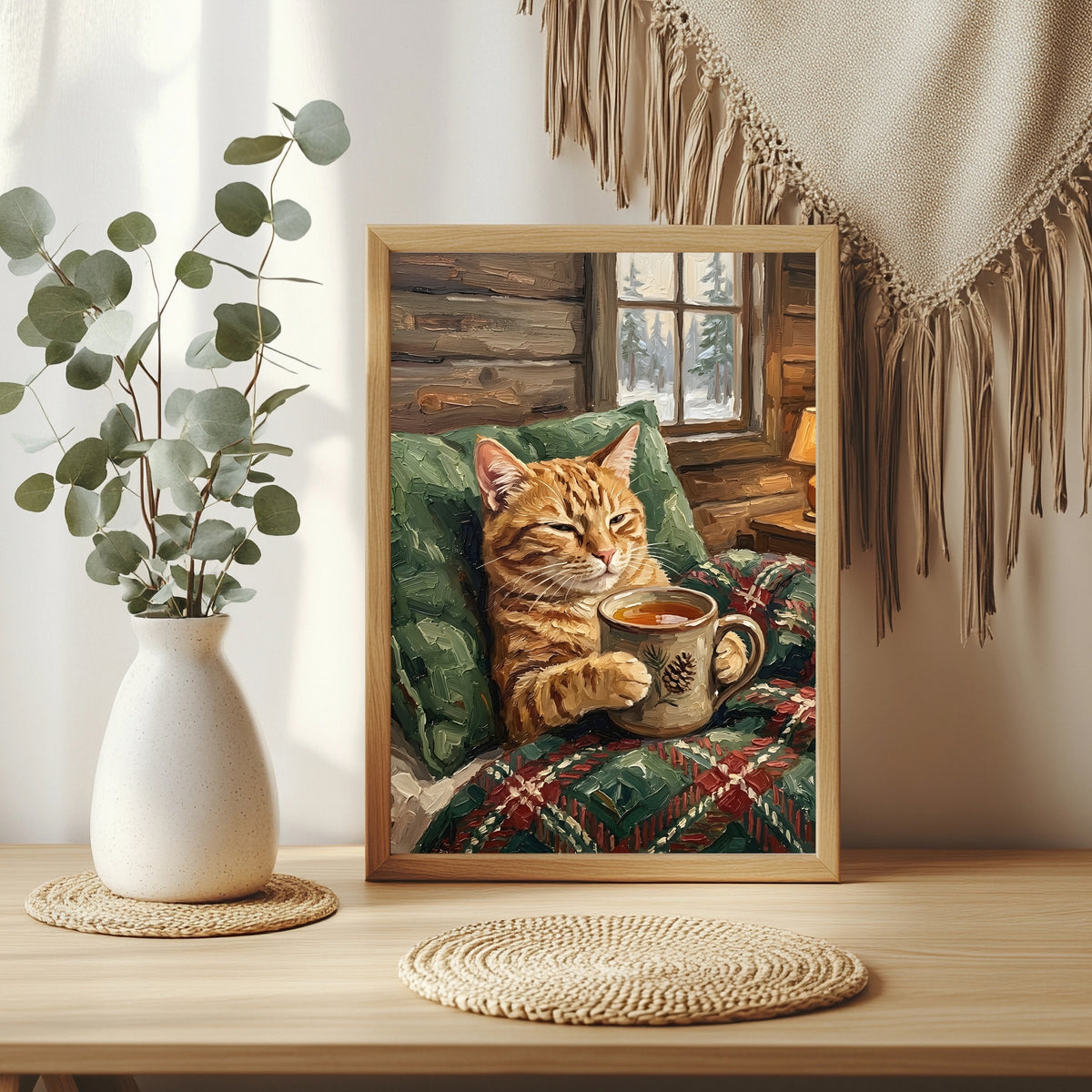 Getigerte Katze mit Teetasse in einer winterlichen Berghütte