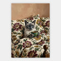 Siamkatze mit blauen Augen hält eine Teetasse auf geblümtem Sofa