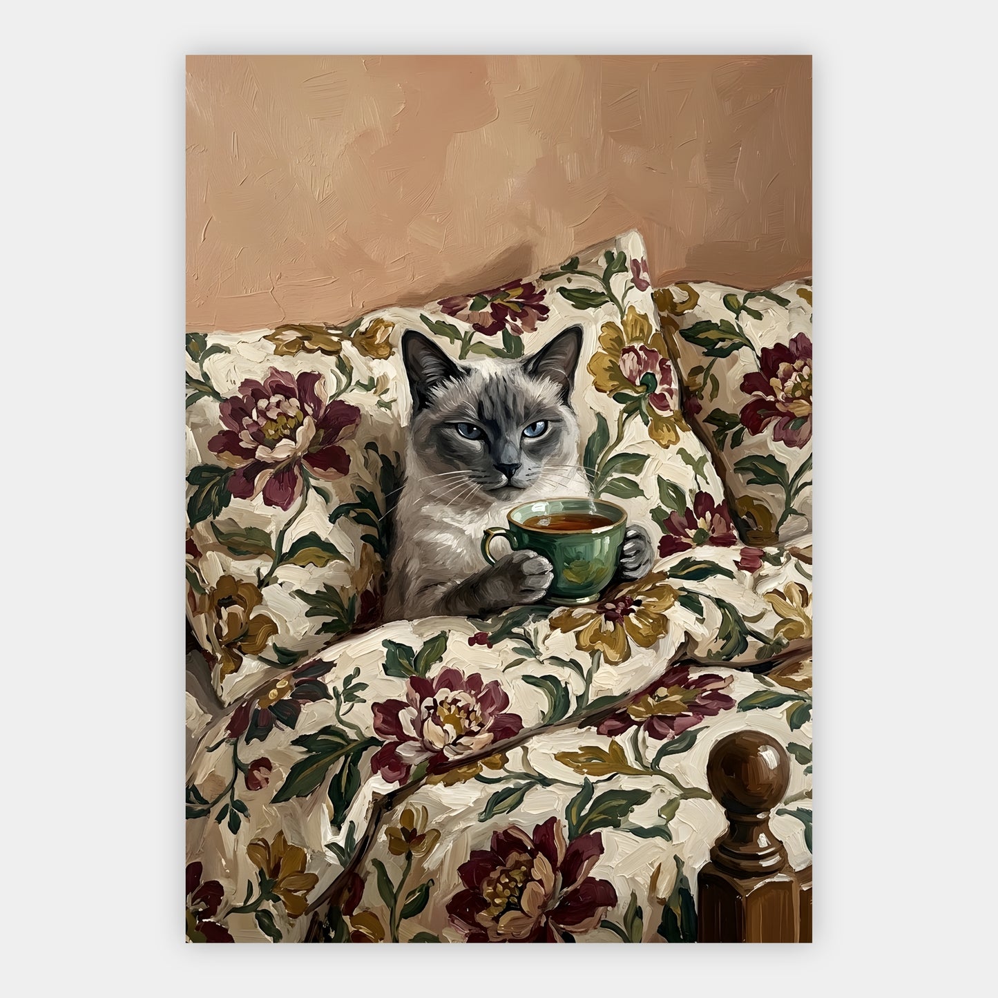 Siamkatze mit blauen Augen hält eine Teetasse auf geblümtem Sofa