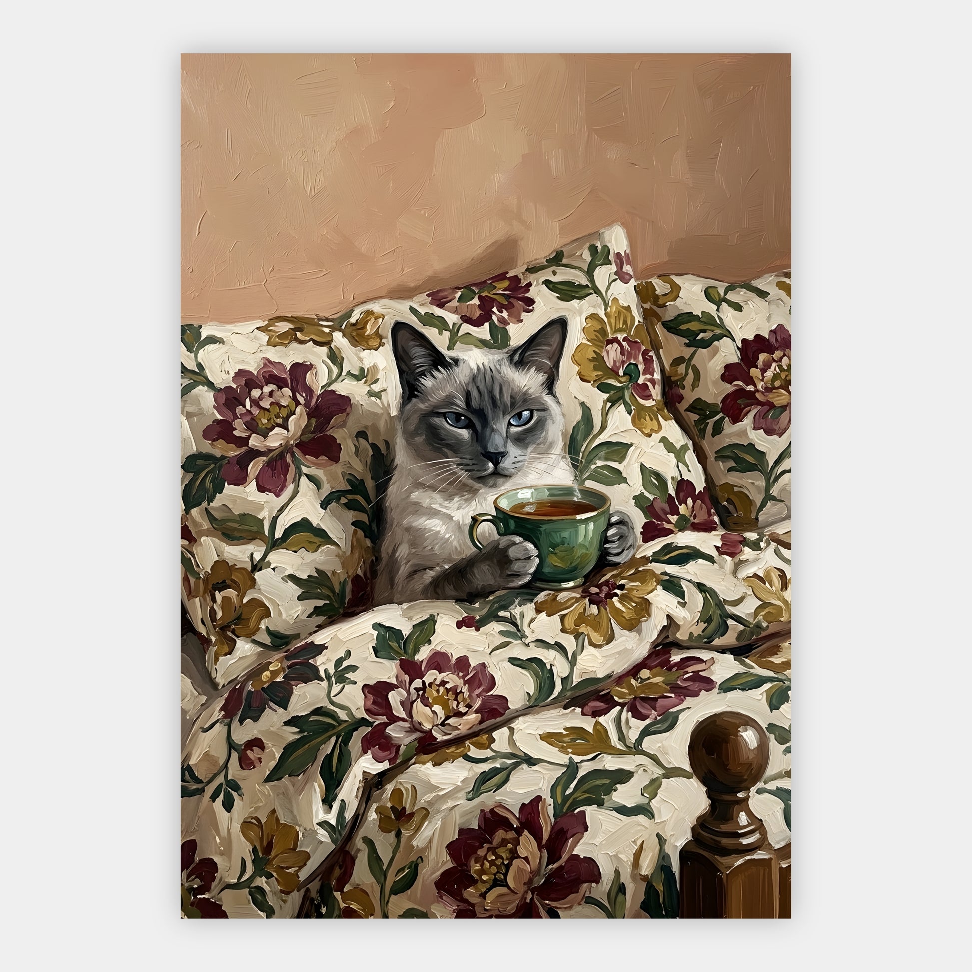 Siamkatze mit blauen Augen hält eine Teetasse auf geblümtem Sofa
