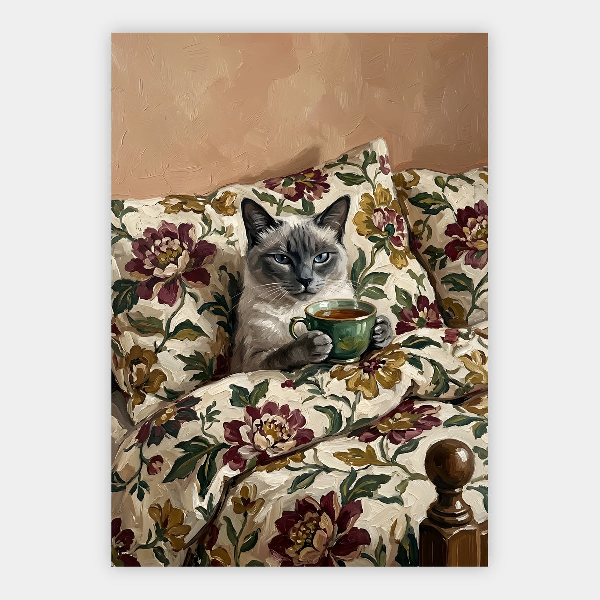 Siamkatze mit blauen Augen hält eine Teetasse auf geblümtem Sofa