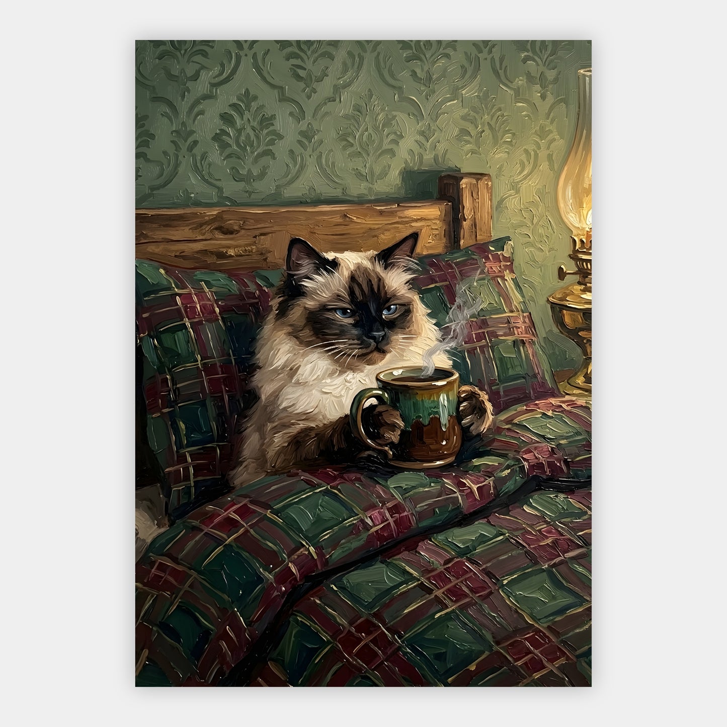 Ragdoll-Katze hält eine Teetasse vor grünem Vintage-Wandpapier