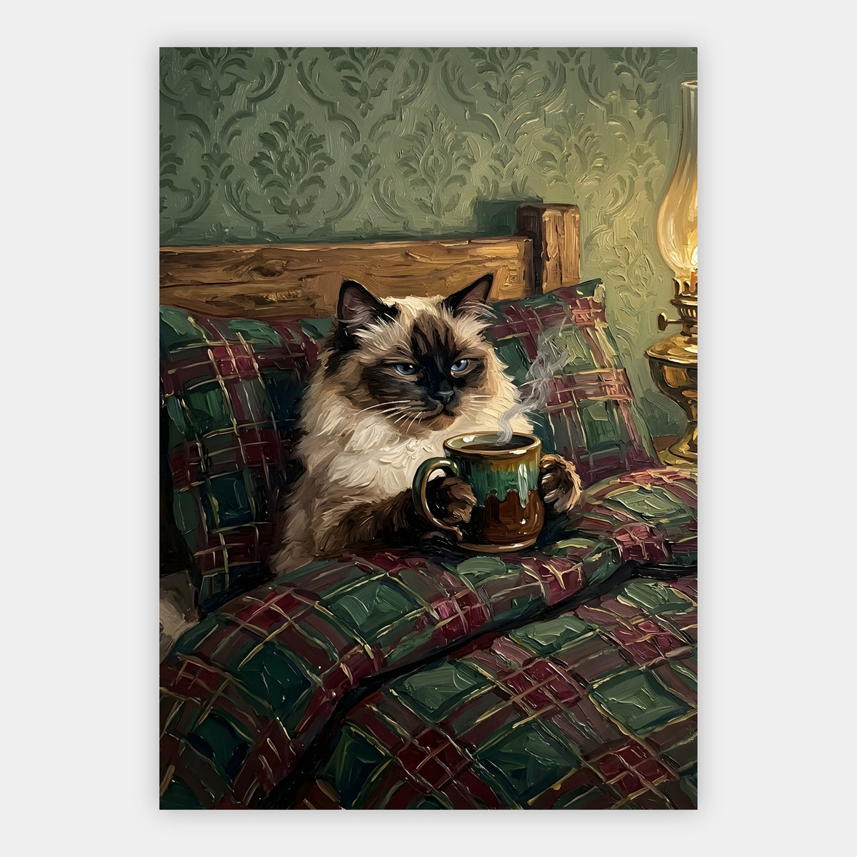 Ragdoll-Katze hält eine Teetasse vor grünem Vintage-Wandpapier