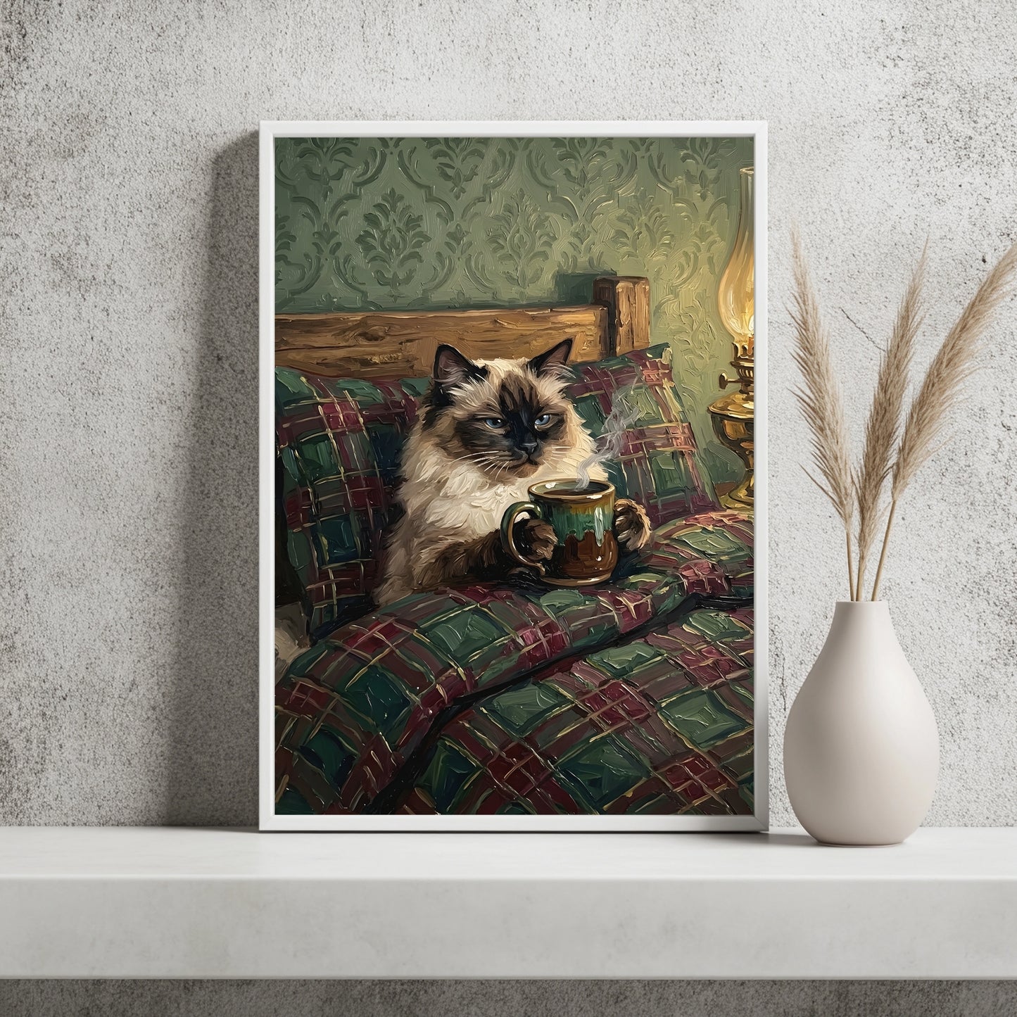 Ragdoll-Katze hält eine Teetasse vor grünem Vintage-Wandpapier