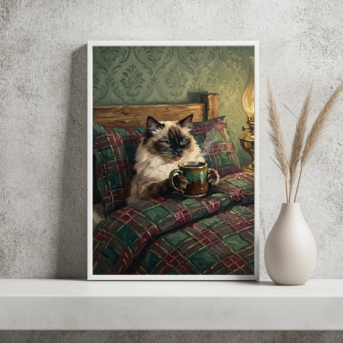Ragdoll-Katze hält eine Teetasse vor grünem Vintage-Wandpapier