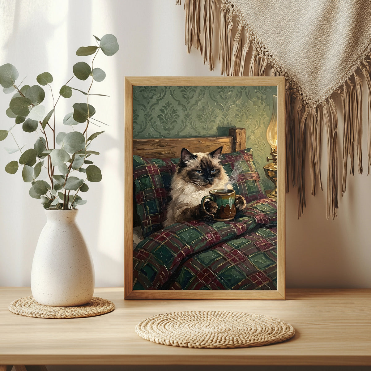 Ragdoll-Katze hält eine Teetasse vor grünem Vintage-Wandpapier