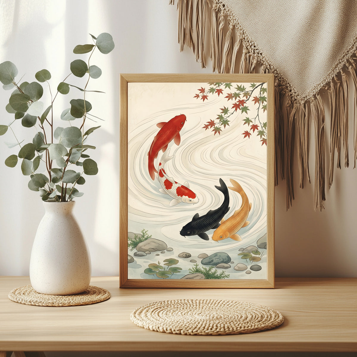 Koi-Karpfen im Wasser unter einem herbstlich gefärbten Ahornzweig