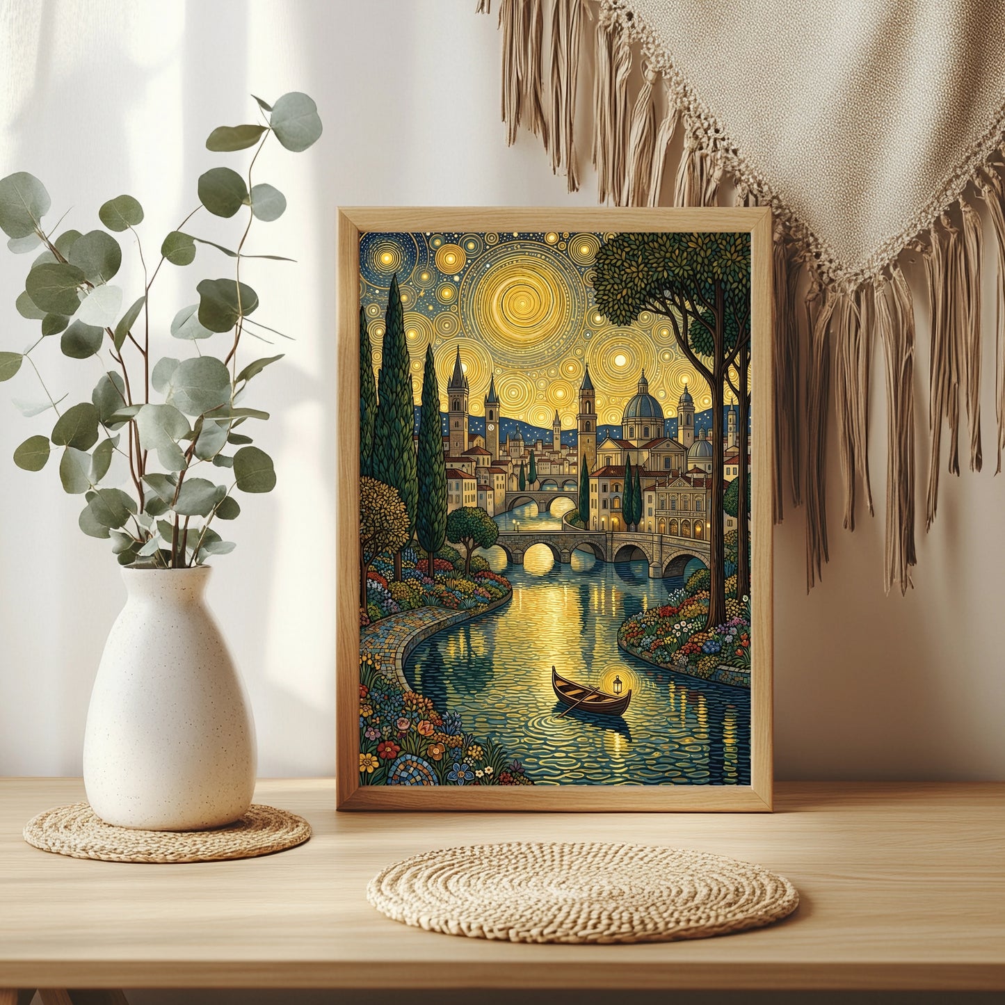 Italienische Flussstadt mit Brücke unter goldenem Ornament-Nachthimmel