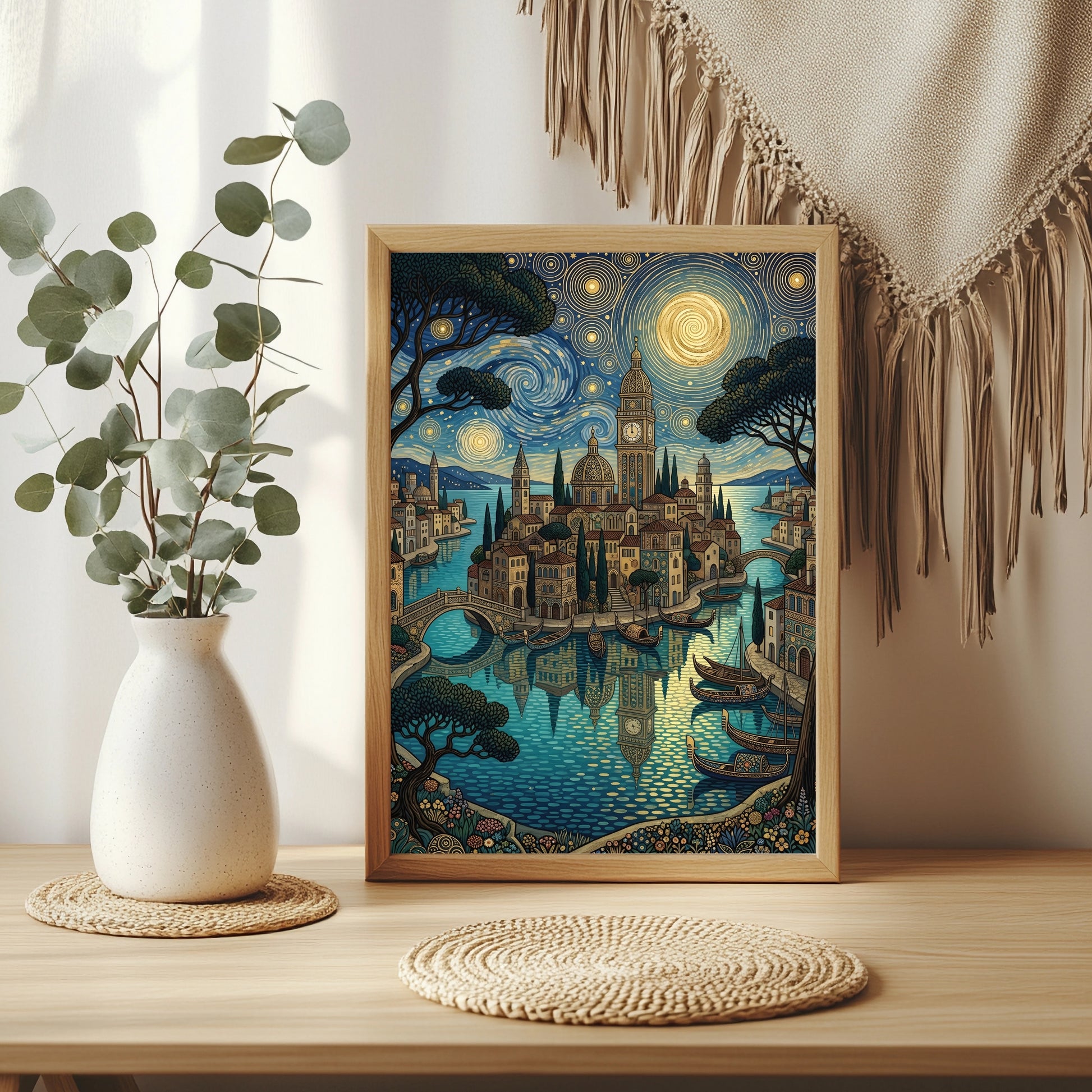 Mittelmeerdorf am Wasser unter goldenem Ornament-Nachthimmel