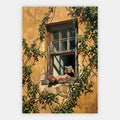 Leserin an einem alten Holzfenster vor gelber, efeuberankter Fassade