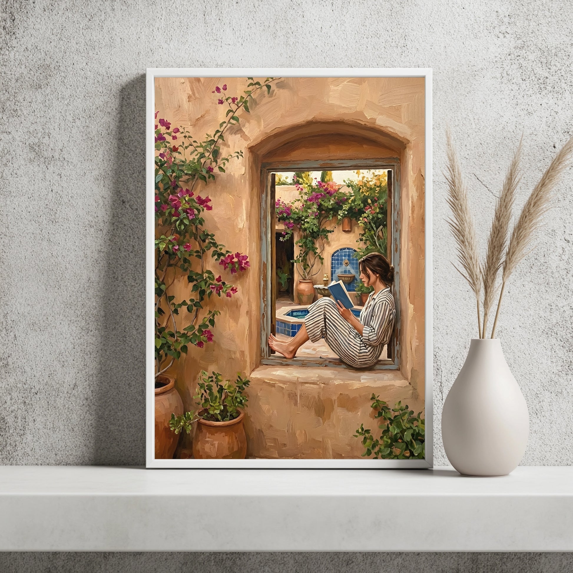 Leserin im Fenster eines Innenhofs mit Bougainvillea und Fliesenbrunnen