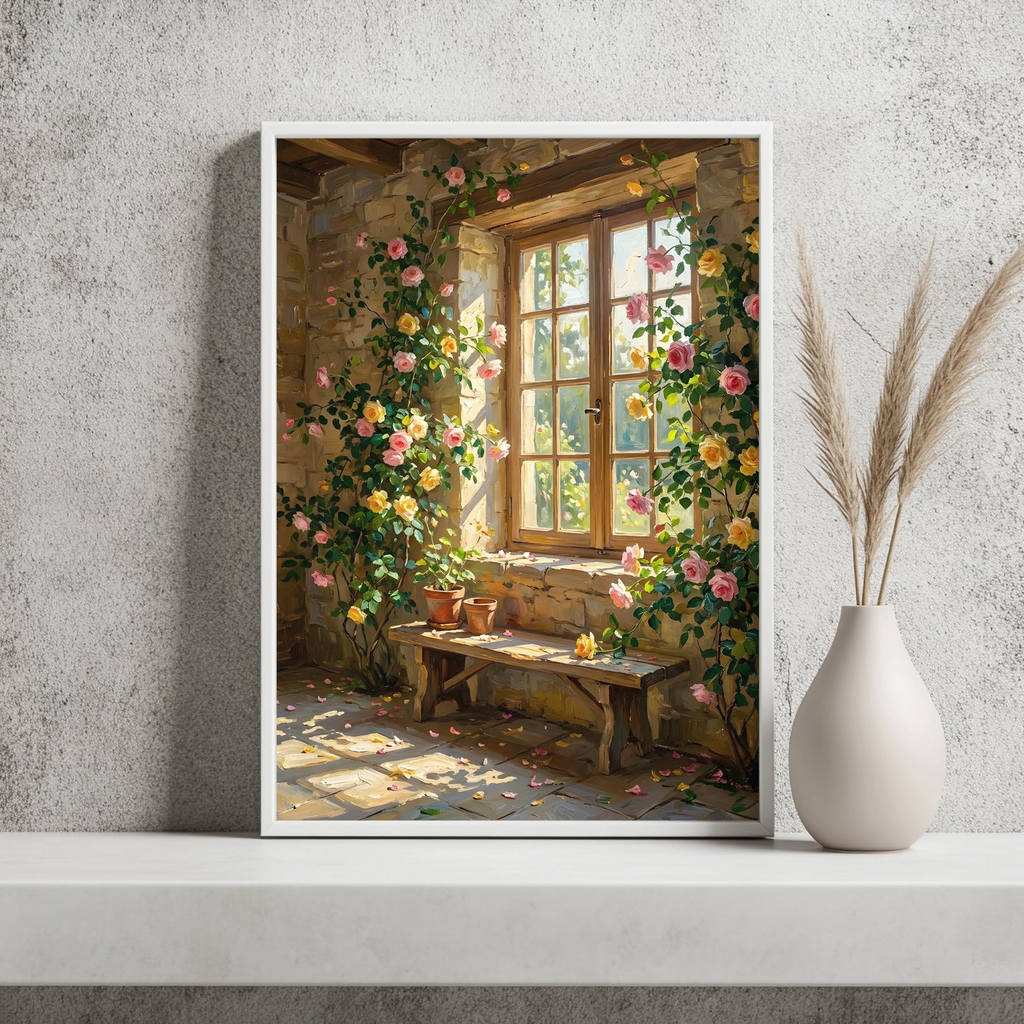 Altes Fenster umrankt von rosa und gelben Rosen mit Blütenblättern am Boden