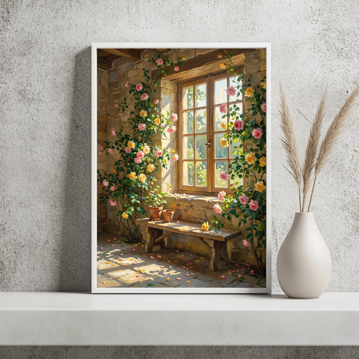 Altes Fenster umrankt von rosa und gelben Rosen mit Blütenblättern am Boden