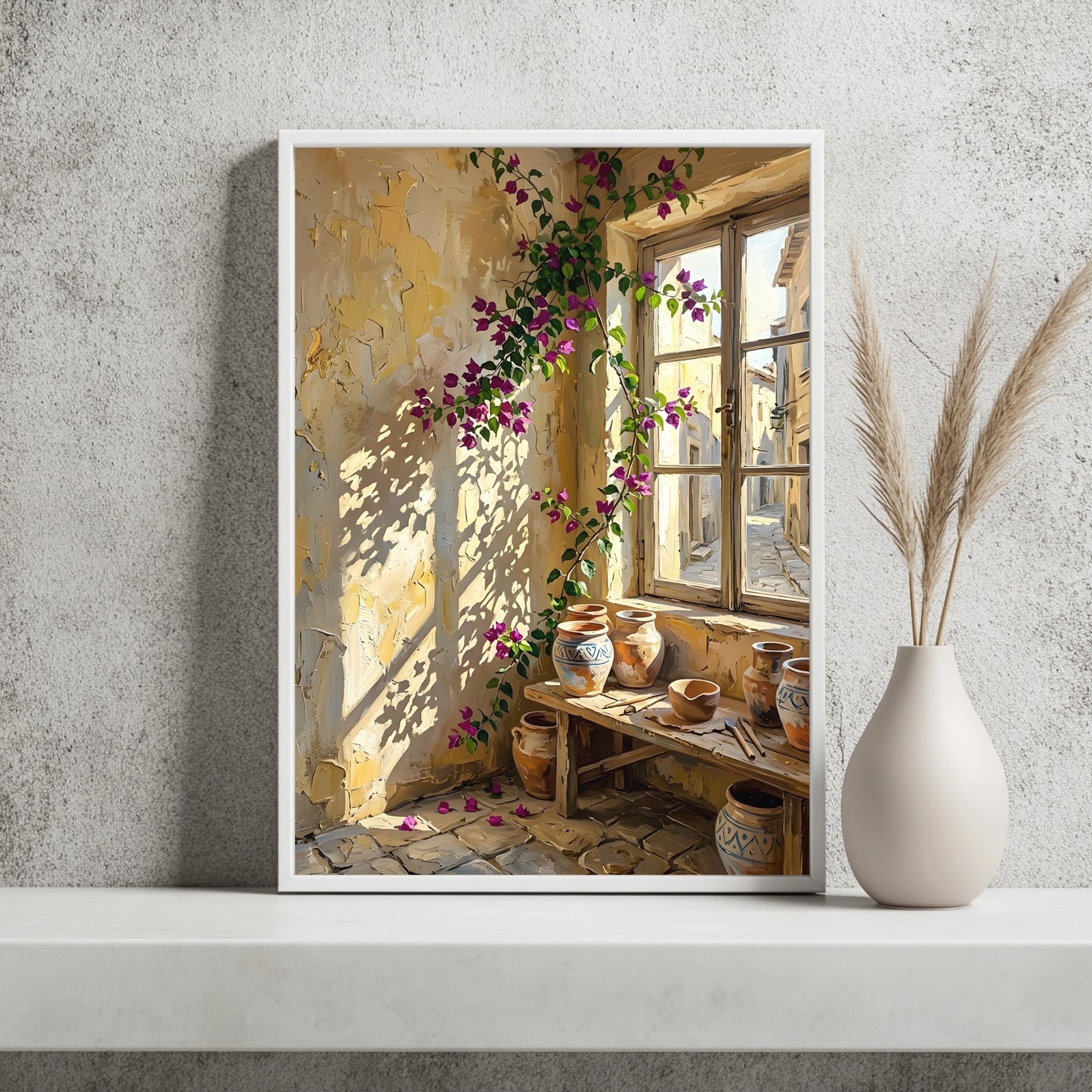 Pinke Bougainvillea an einem Fenster mit Blick auf eine mediterrane Gasse