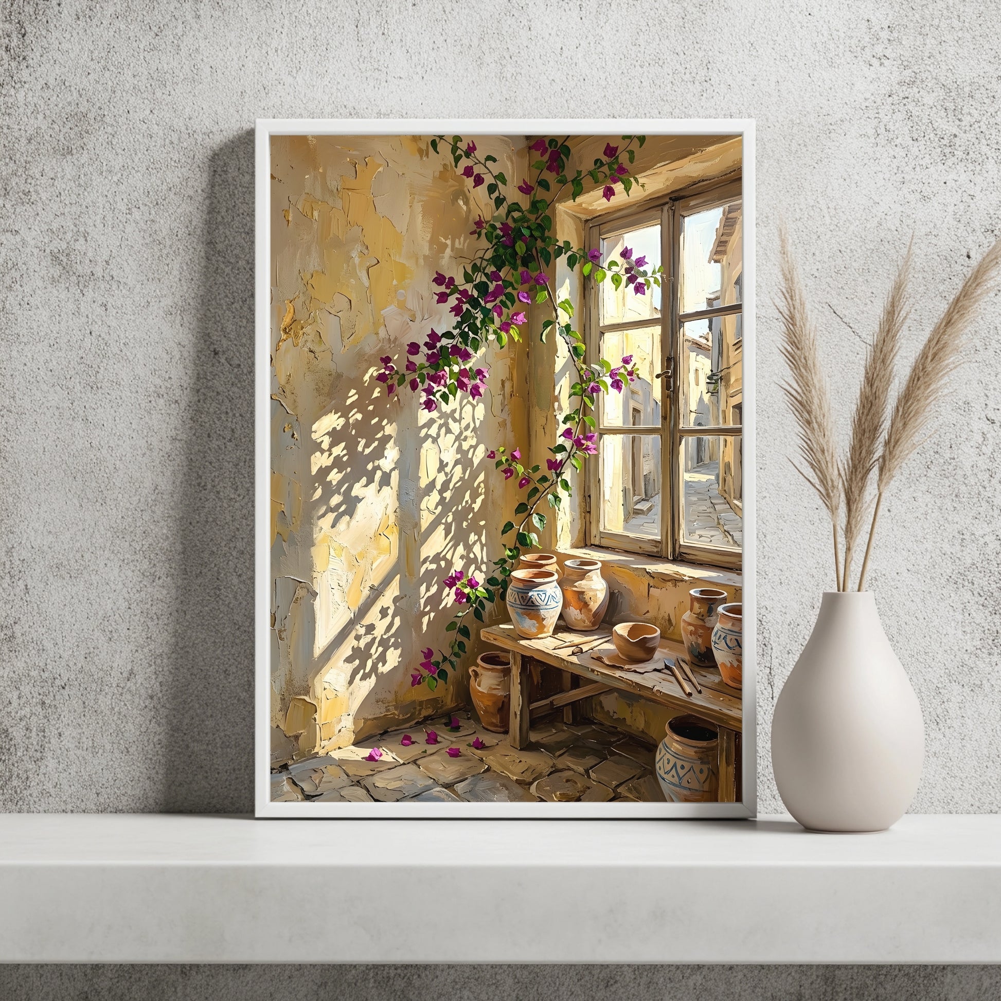 Pinke Bougainvillea an einem Fenster mit Blick auf eine mediterrane Gasse