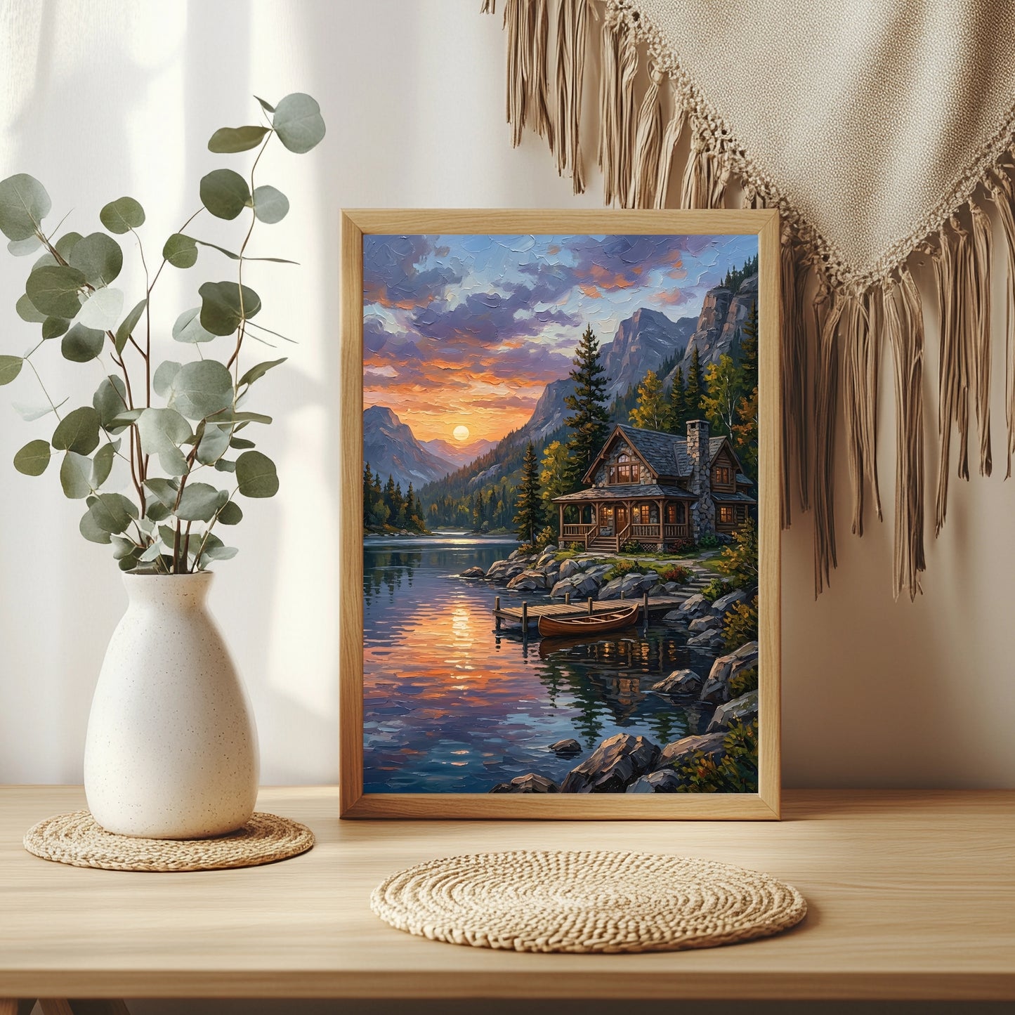 Steinhütte am Bergsee mit Kanu bei Sonnenuntergang
