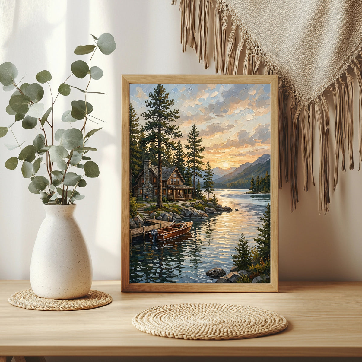Holzhütte am Bergsee mit Boot im goldenen Abendlicht