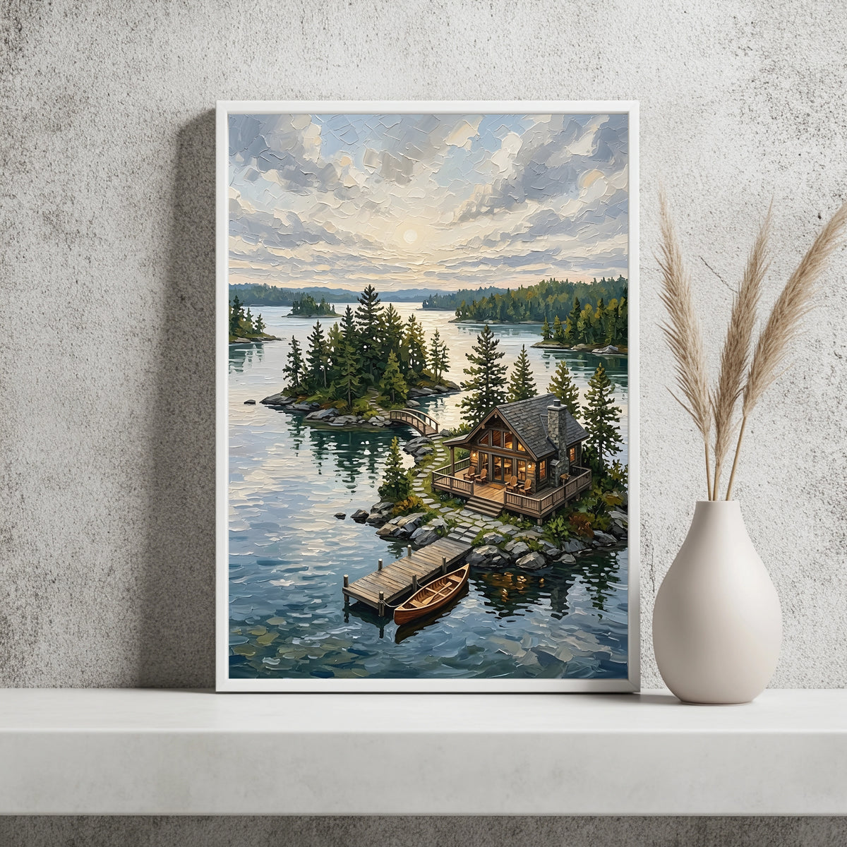 Holzhütte mit Steg an ruhigem Wasser zwischen bewaldeten Inseln