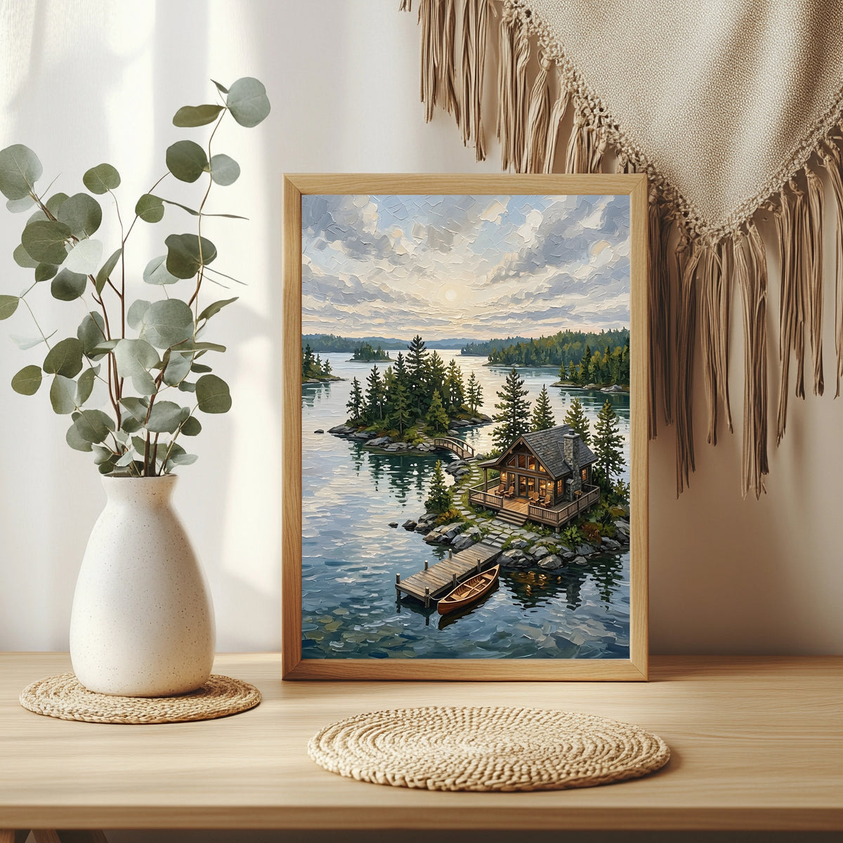 Holzhütte mit Steg an ruhigem Wasser zwischen bewaldeten Inseln