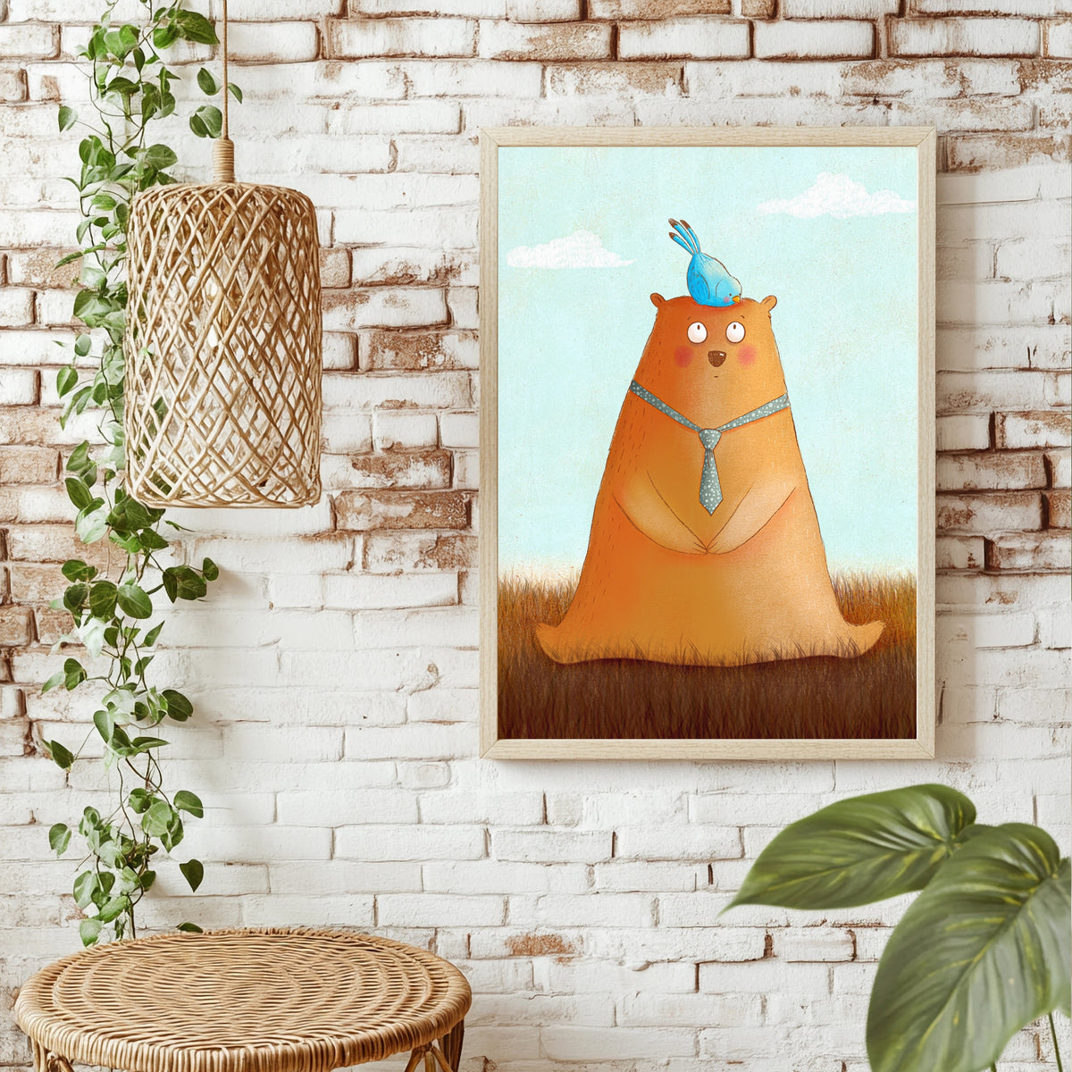 Orangebrauner Bär mit gepunkteter Krawatte und blauem Vogel auf dem Kopf