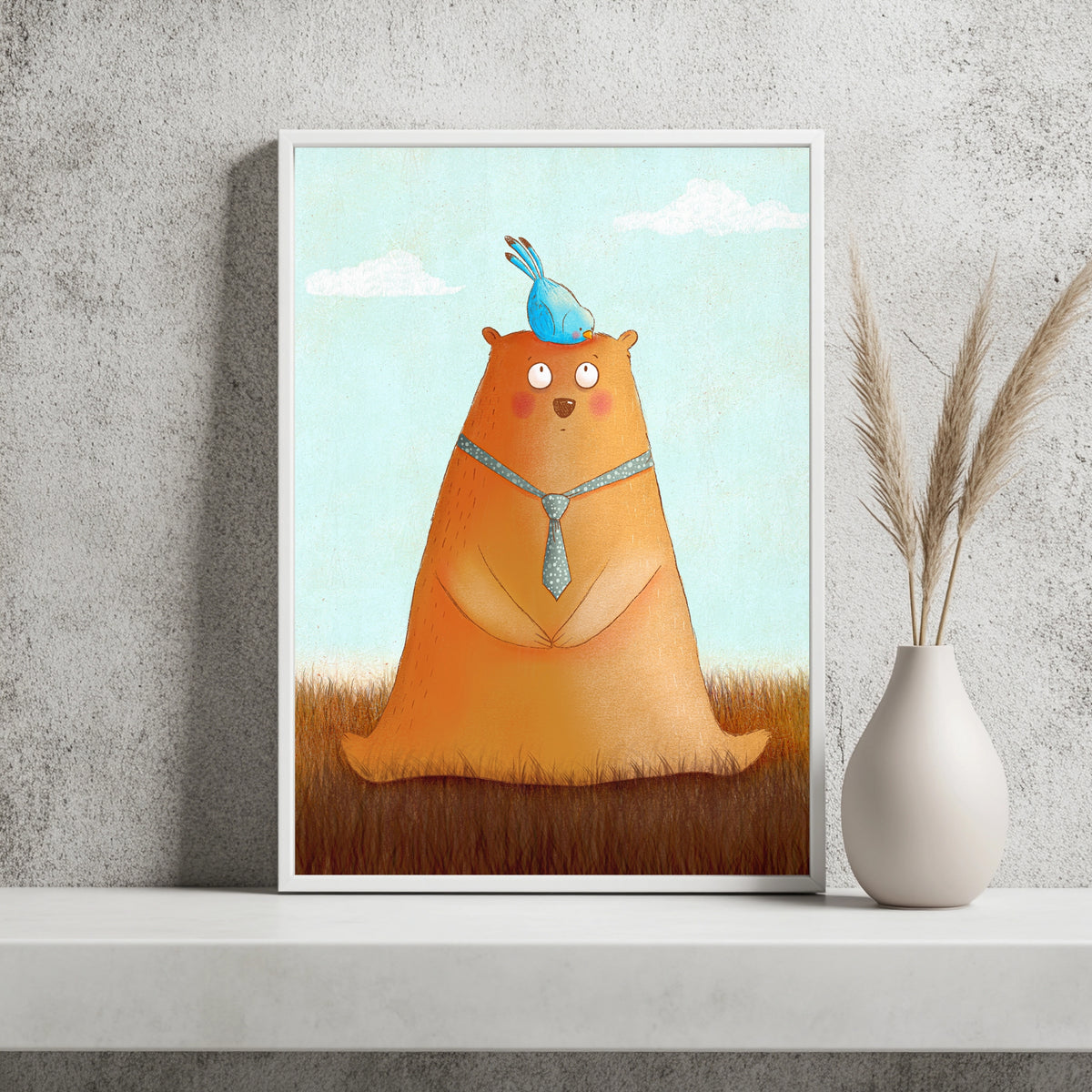 Orangebrauner Bär mit gepunkteter Krawatte und blauem Vogel auf dem Kopf