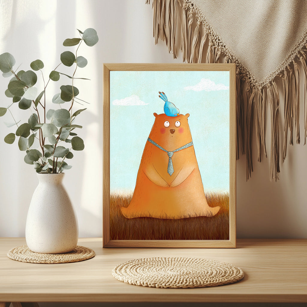 Orangebrauner Bär mit gepunkteter Krawatte und blauem Vogel auf dem Kopf