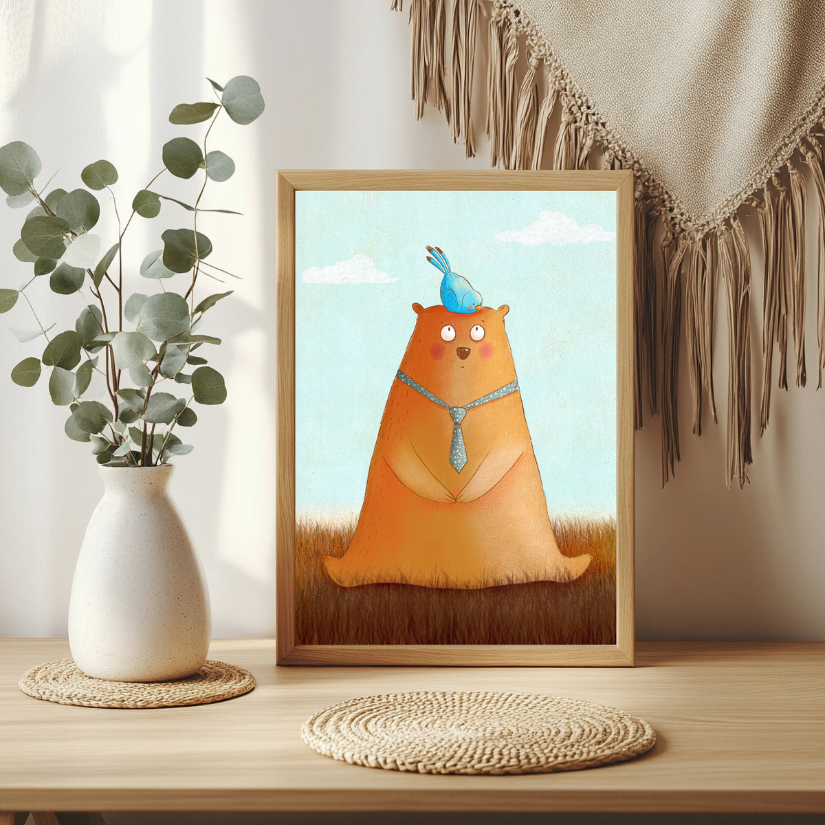 Orangebrauner Bär mit gepunkteter Krawatte und blauem Vogel auf dem Kopf