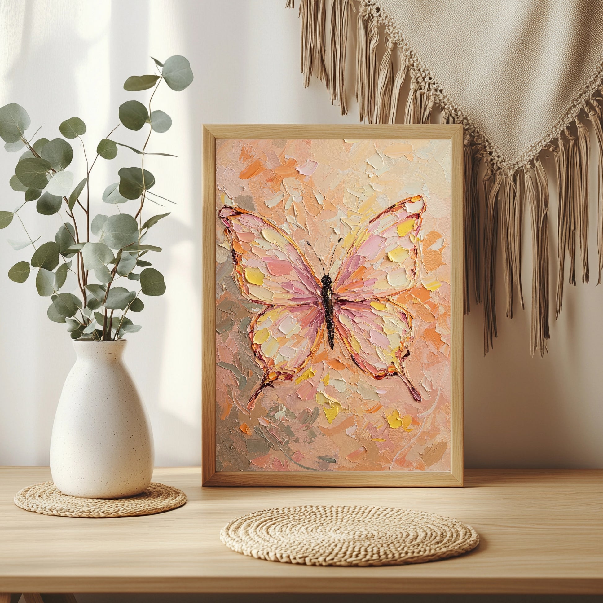 Gemalter Schmetterling in Rosa und Gelb mit strukturierter Oberfläche